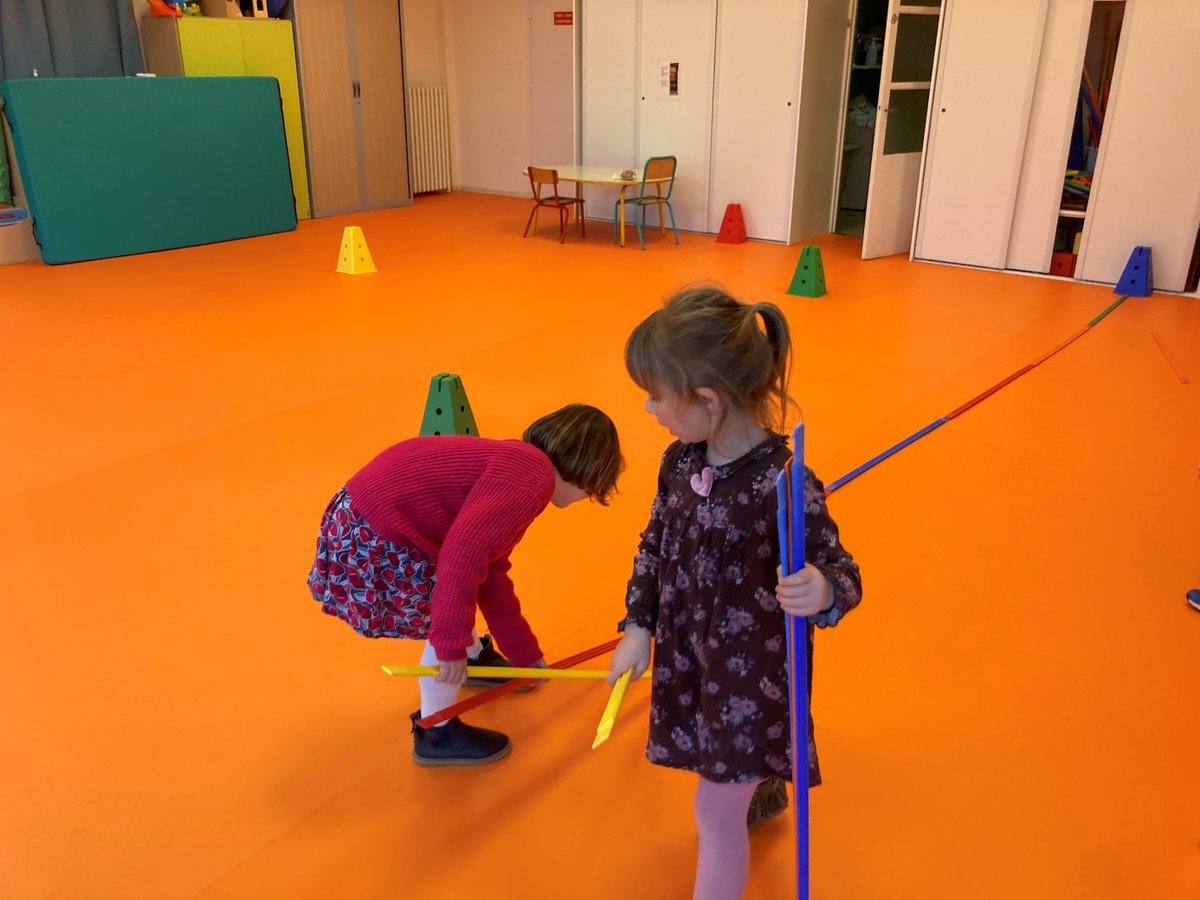 MissionMaths14's tweet photo. #semainedesmaths#MissionMaths14#. Après avoir mesuré les parcours avec les pas, les pieds et la largeur du doigt, on comprend qu'il faut utiliser le même étalon ... Puis on représente les parcours ! Bravo aux élèves de cycle 1 de la circonscription de Bayeux ! ✂️📏🧐👏 https://t.co/udCn5doKdG