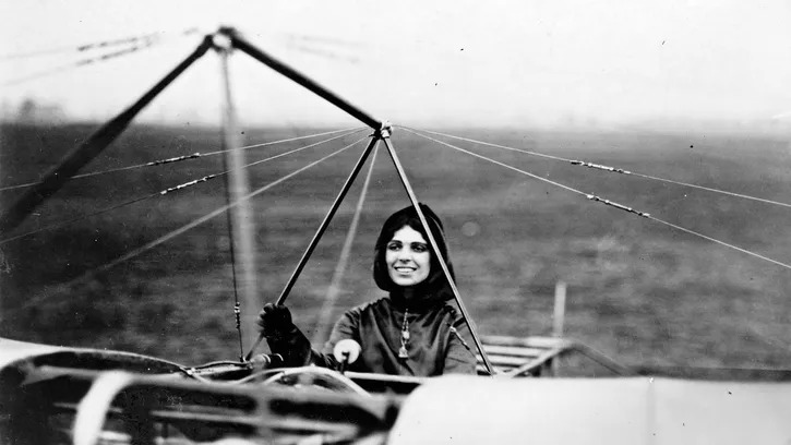 On this day in 1912, Harriet Quimby, the first woman to fly across the English Channel, piloted her Blériot monoplane from Dover, England, to Hardelot, France. ✈️ 
#AviationHistory

Source:britannica.com/on-this-day/Ap…