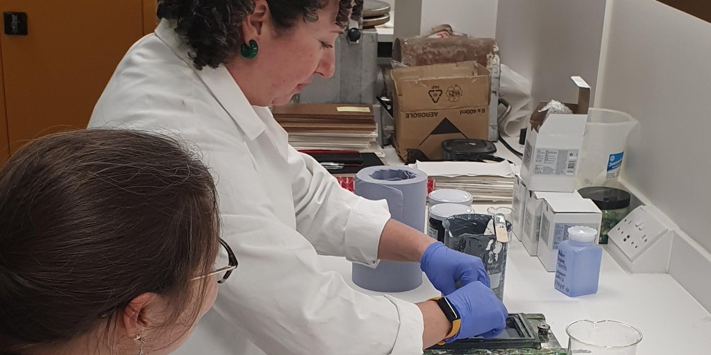 TateResearch's tweet image. #GREENART project update: as part of our case study phase @Tate #conservators and #scientists are developing interim mock-ups that will approximate #paintings by Bridget Riley to explore @ProjectGreenart materials and refine treatment methodologies. 👩‍🔬🎨

tate.org.uk/about-us/proje…