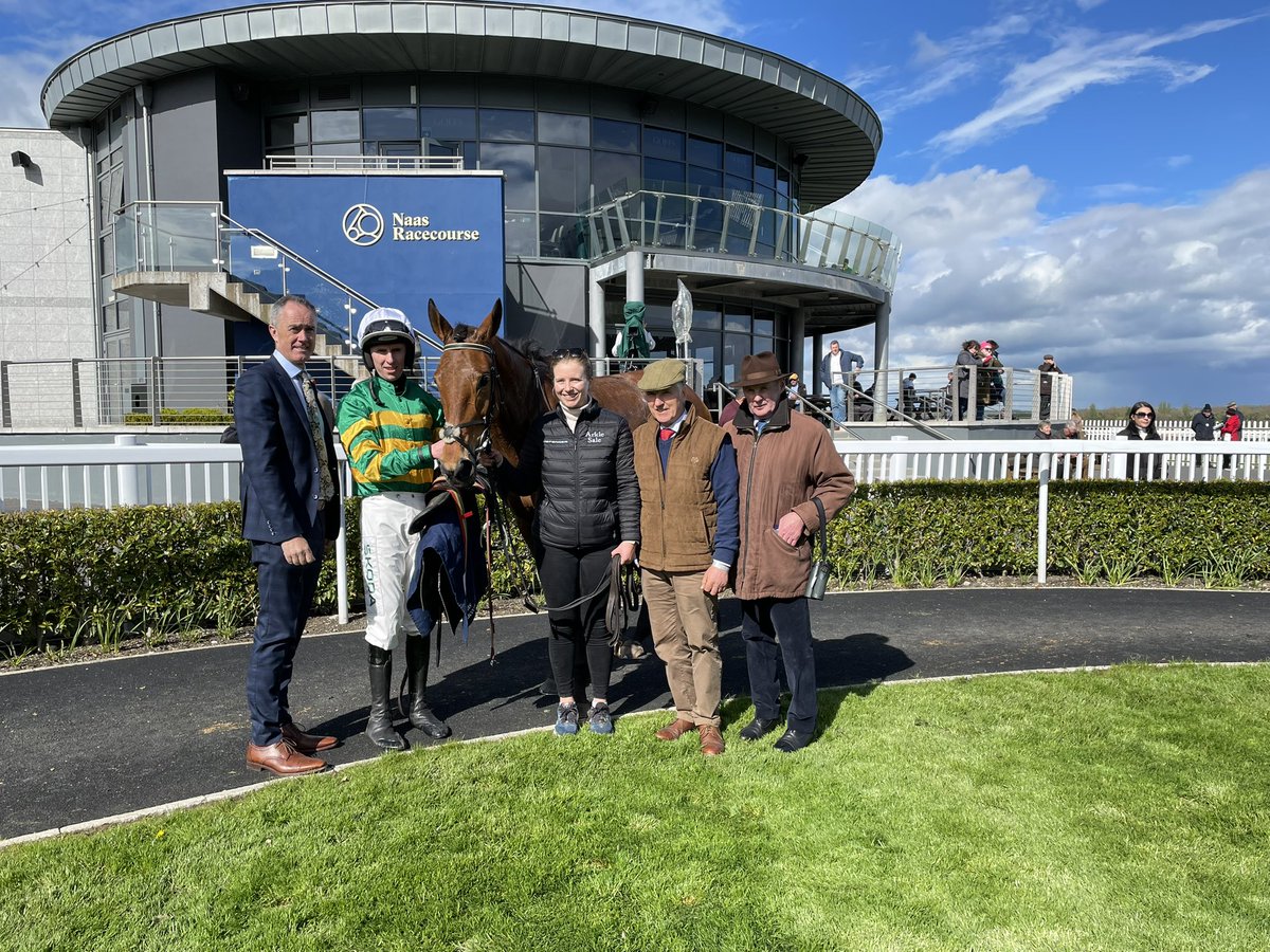 Daughter of Flemensfirth Crecora Hills gets the better of Shana Cloon by 6 lengths in the Pat O’Hare Bookmakers Mares Handicap Hurdle Ridden to victory by Mark Walsh and trained by Robert Tyner 🏆