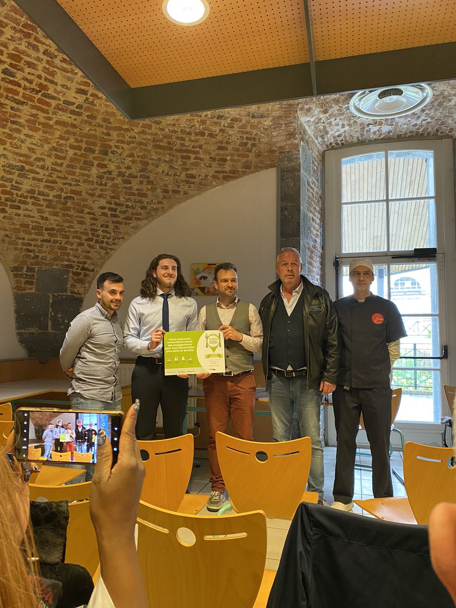 beadescamps's tweet photo. Au 🩵 du nouveau bâtiment Ronzier @UphfOfficiel ➡️ félicitations au resto U du @CrousLille qui a obtenu le label #MonRestauResponsable ! Locaux pensés pour une gestion durable, tri, compostage, aliments bio &amp; qualité, démarche 0️⃣ déchet, menus responsables… Label mérité, bravo ! https://t.co/crjwdi0spc