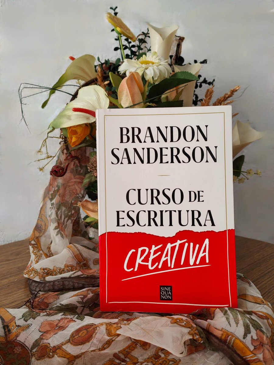 AeternaLecturas's tweet photo. 🌟 ¡Terminé "Curso de escritura creativa" de Brandon Sanderson! Un tesoro de técnicas para cualquier escritor. 📚✨ Nos enseña a ser 'chefs', no solo 'cocineros' en nuestro arte. ¿Lo has leído? ¡Comparte tu experiencia! #EscrituraCreativa #brandonsanderson https://t.co/MIC2y8Hq5r https://t.co/Qya8v7k2ow