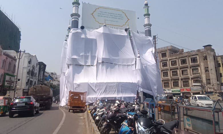 Nomore_single's tweet photo. I come From an India where Muslim's had to  Cover Their Religious Place Ahead of Ramnavmi Festival. https://t.co/aS33BM1Hi7