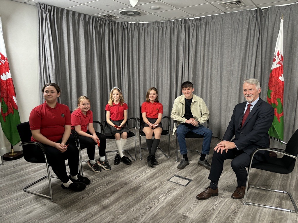 It was lovely to welcome the school eco council from Ysgol @glanceubal to the Welsh Government's offices to interview Huw Irranca-Davies for Newyddion Ni!