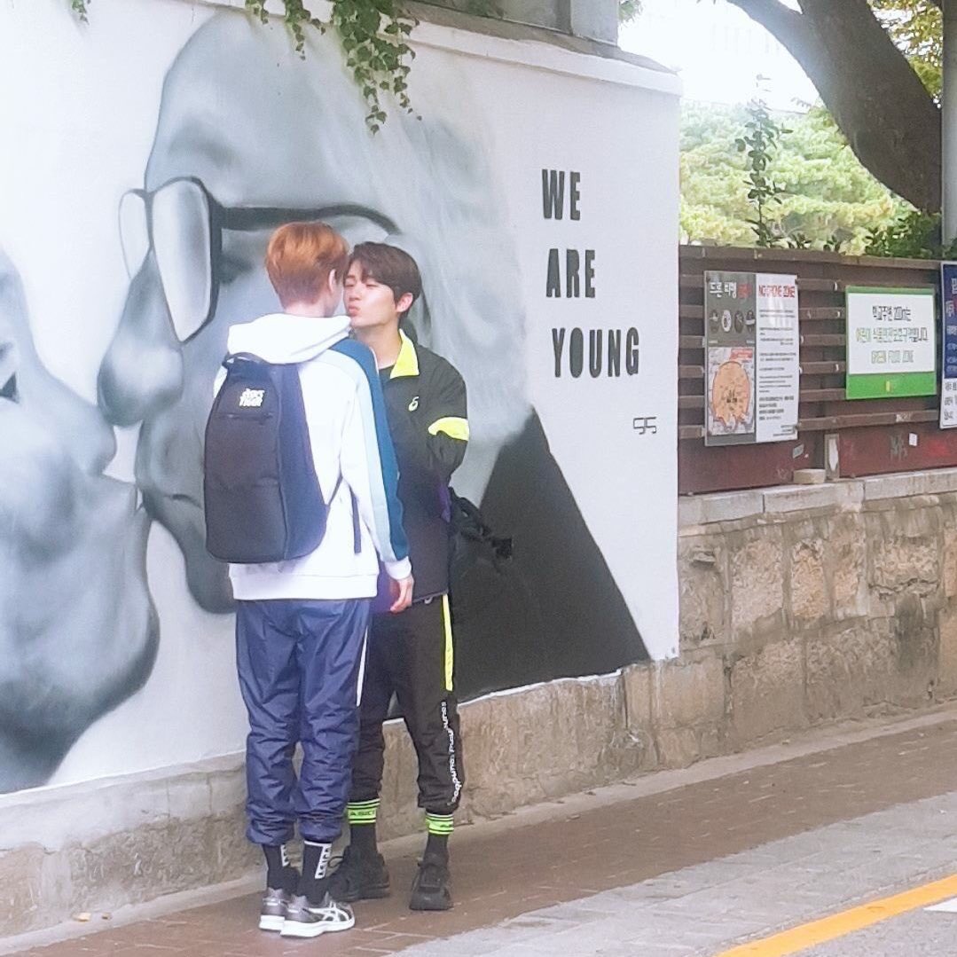_y0ung0ne's tweet photo. 아식스 밀빵

저 그림 앞에서 뽀뽀하면 영원히 헤어지지 않는다는 
미신 듣고 찾아온 고딩 커플 같아서 웃음남ㅋㅋ https://t.co/z8T1jEcIlW