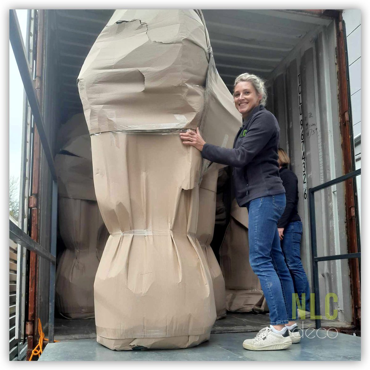 DECORaas's tweet image. Déchargement d'un container hier qui contenait #girafes, #hippopotames, #sucettes géantes ...
Une #équipe organisée et solidaire, de grosses suées mais un travail efficace !
nlcdeco.fr

@news_carrefour @museecluny @zoobeauval @zoodeparis @zooauvergne