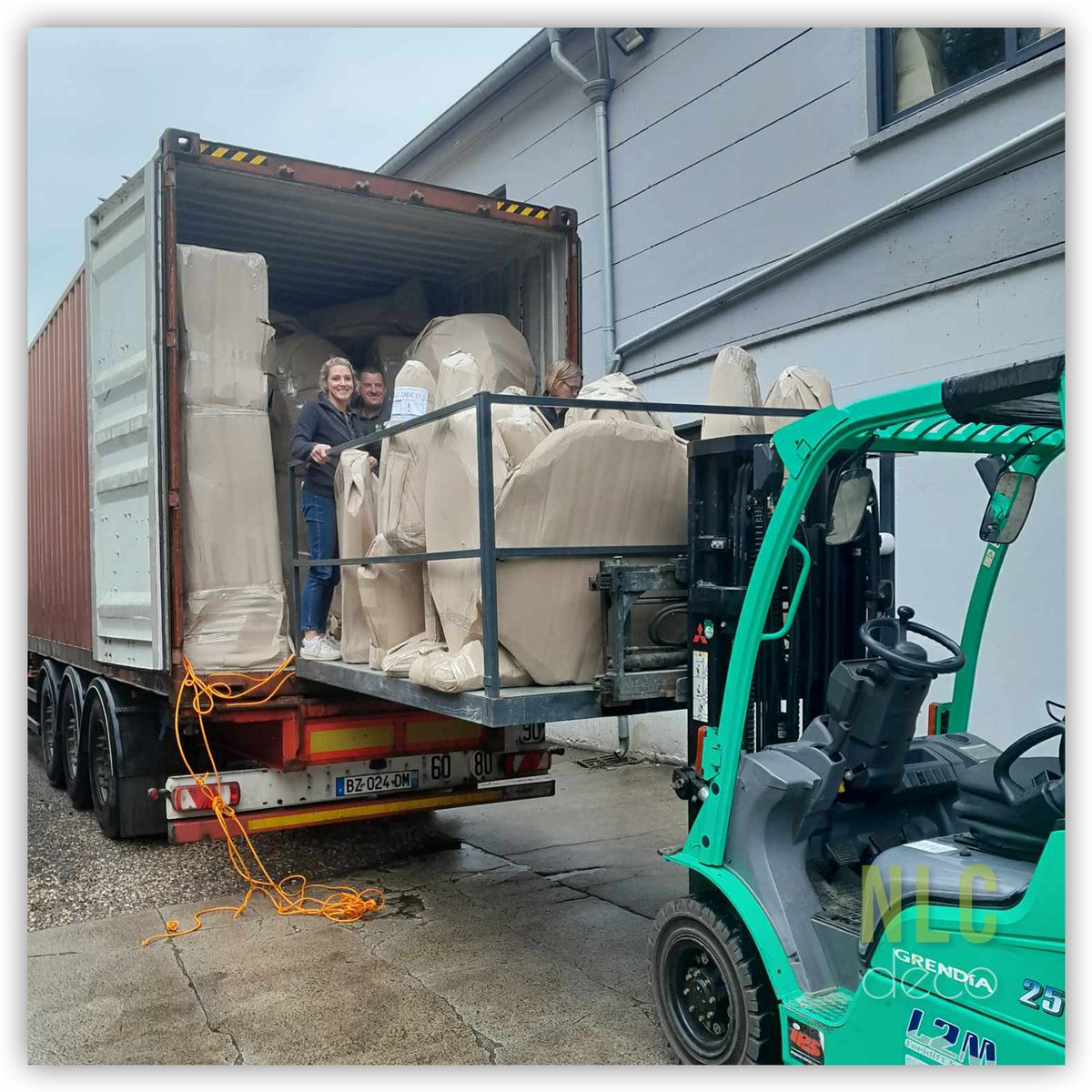 DECORaas's tweet image. Déchargement d'un container hier qui contenait #girafes, #hippopotames, #sucettes géantes ...
Une #équipe organisée et solidaire, de grosses suées mais un travail efficace !
nlcdeco.fr

@news_carrefour @museecluny @zoobeauval @zoodeparis @zooauvergne