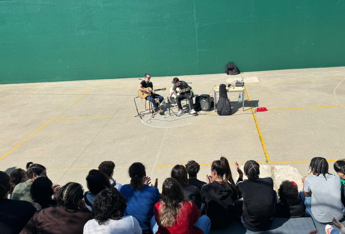 🌹 Les primeres activitats culturals arriben al centre educatiu L'Azina la setmana prèvia a la celebració de Sant Jordi. 🎶 El grup de música 'El meu cosí i jo' i el grup de teatre 'Quatre parets i un sostre' han actuat avui per als joves interns.