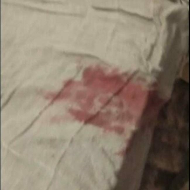 CrimesReais's tweet photo. Mulher grava vídeo cortando o pênis do marido e posta nos status do Whatsapp após descobrir que ele a traia com a própria tia. https://t.co/hrOEIIGxiD