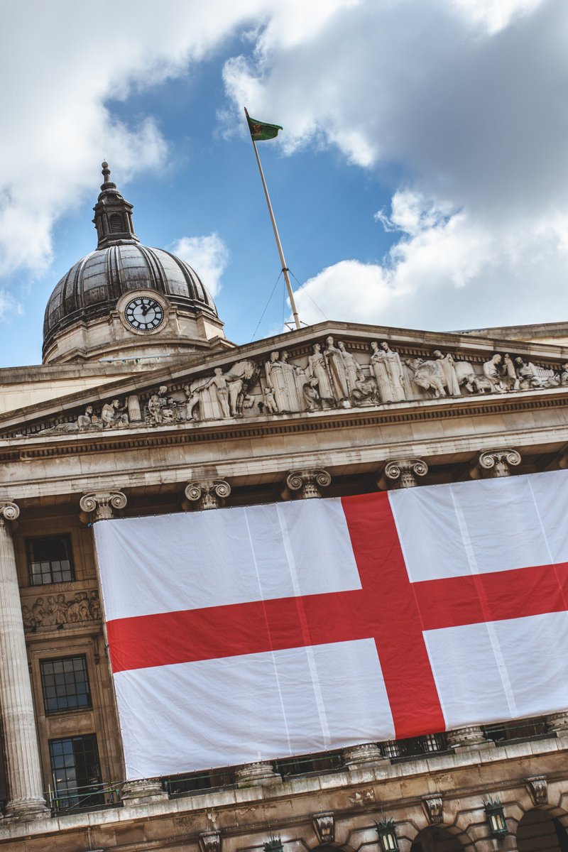 Happy St George's Day, from Notts! 💚 Celebrated each year, it is recognised as a national day marking the death anniversary of England's patron saint in 303 AD. Have you seen the giant flag of England on the Nottingham Council House? 📸📍 Old Market Square, Nottingham