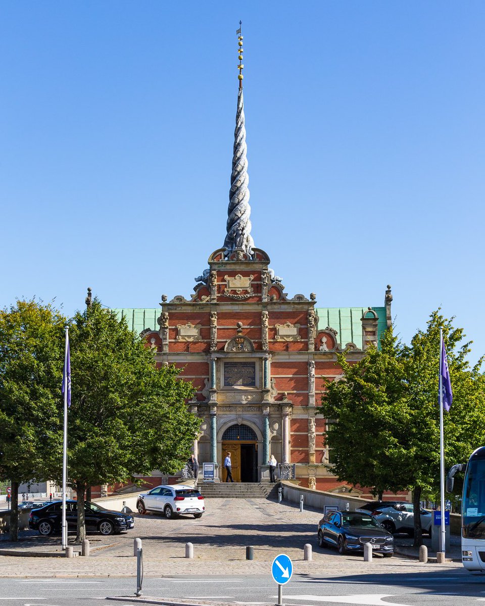 thomasrousing's tweet photo. Bygningen Børsen, som den så ud før branden 16/4-24

#børsen https://t.co/C5lq5edk9O