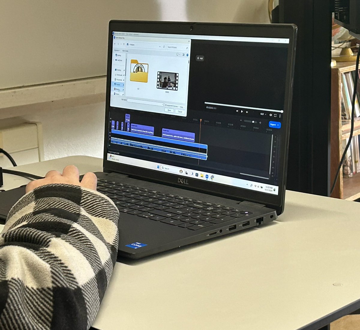 grituntapped's tweet photo. Word is out! Newsroom Crew is working harder than ever as the showcase approaches! #News #grituntapped https://t.co/P6XnYJ2ynO