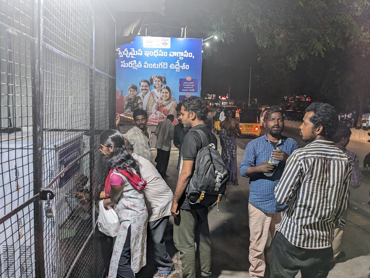 Taste the Real Thunder @ Water Kios opp to Cancer Hospital Rd No 10 Banjarahills provisioned by @HMWSSBOnline ..
Pure & Chilled water is for Real needy
@HiHyderabad @MDHMWSSB