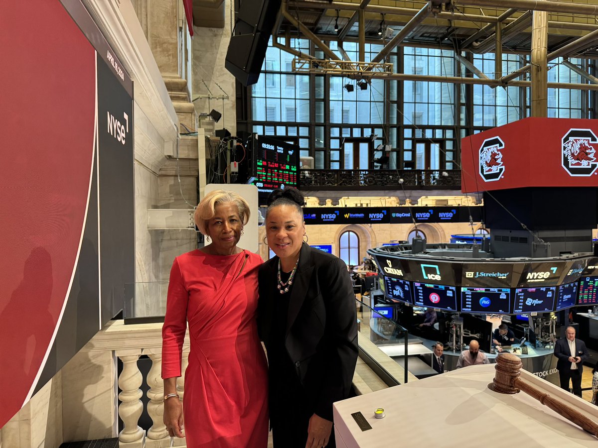Hey Director @ADWilliamsUVA! Met the Chairwoman of the @NYSE and what do you know….she’s a @UVA grad and fellow Wahoo! Yassss another Baddie!!! 🥰🥰🥰
