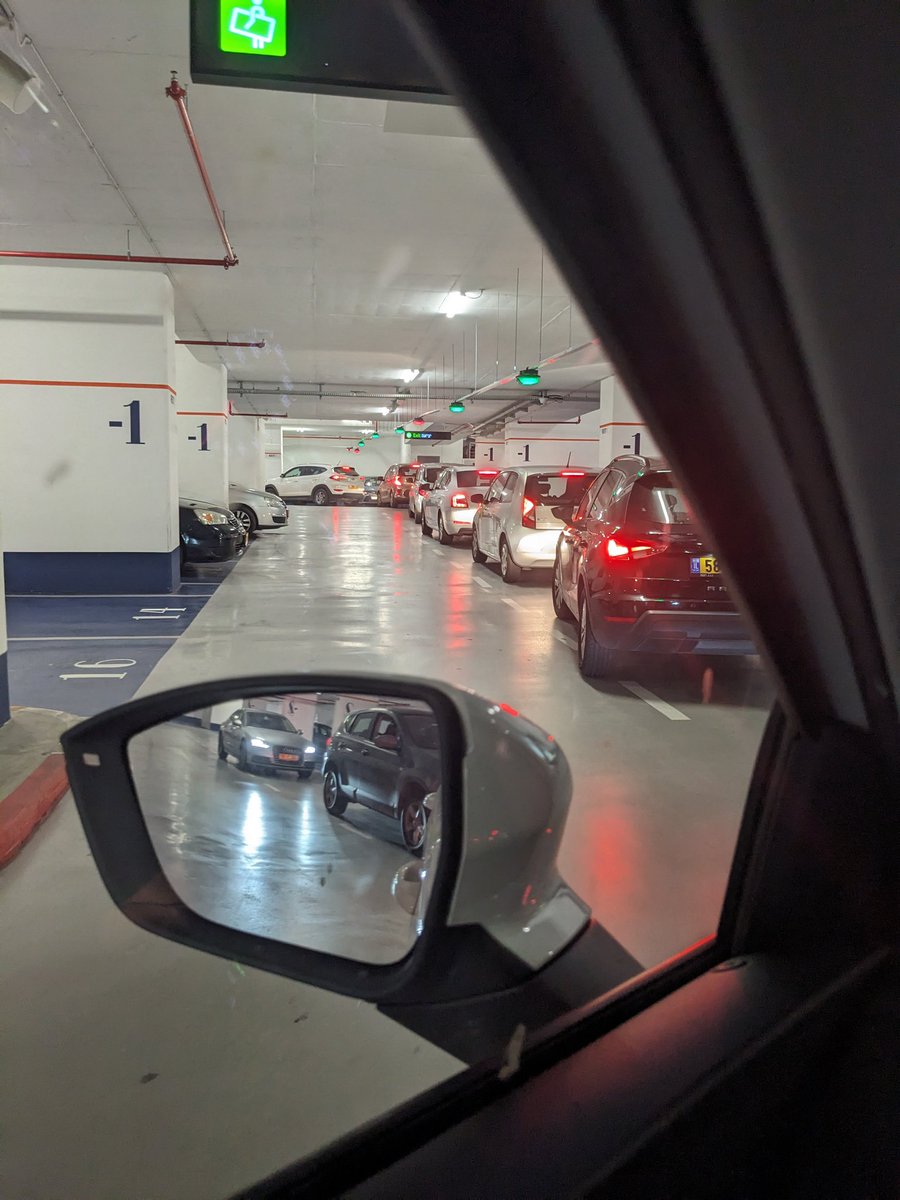 avishug's tweet photo. מה זה למה יש כזה דבר פקק בתוך החניון https://t.co/P6EQyQQuGD
