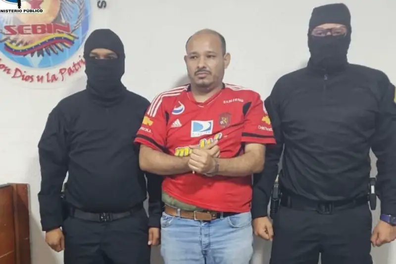 Una pregunta para expertos ¿@MundarayZair y @joelgarcia69, es correcto que a @CarlosJRojas13 lo detengan unos hombres vestidos de negro, encapuchados, sin ninguna identificación, sin una orden de aprehensión, en medio de la calle, pare ser expuesto a las horas de esta manera?