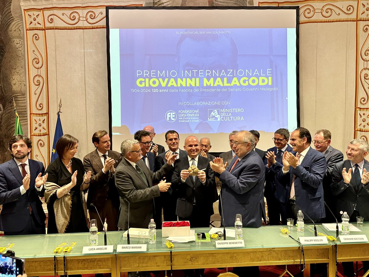 Foto fra colleghi e foto di gruppo. Tutti membri della grande famiglia di @RenewEurope. Doveroso essere oggi a Roma per l’assegnazione del primo Premio Malagodi all’amico @ilhankyuchyuk. Meritatissimo!