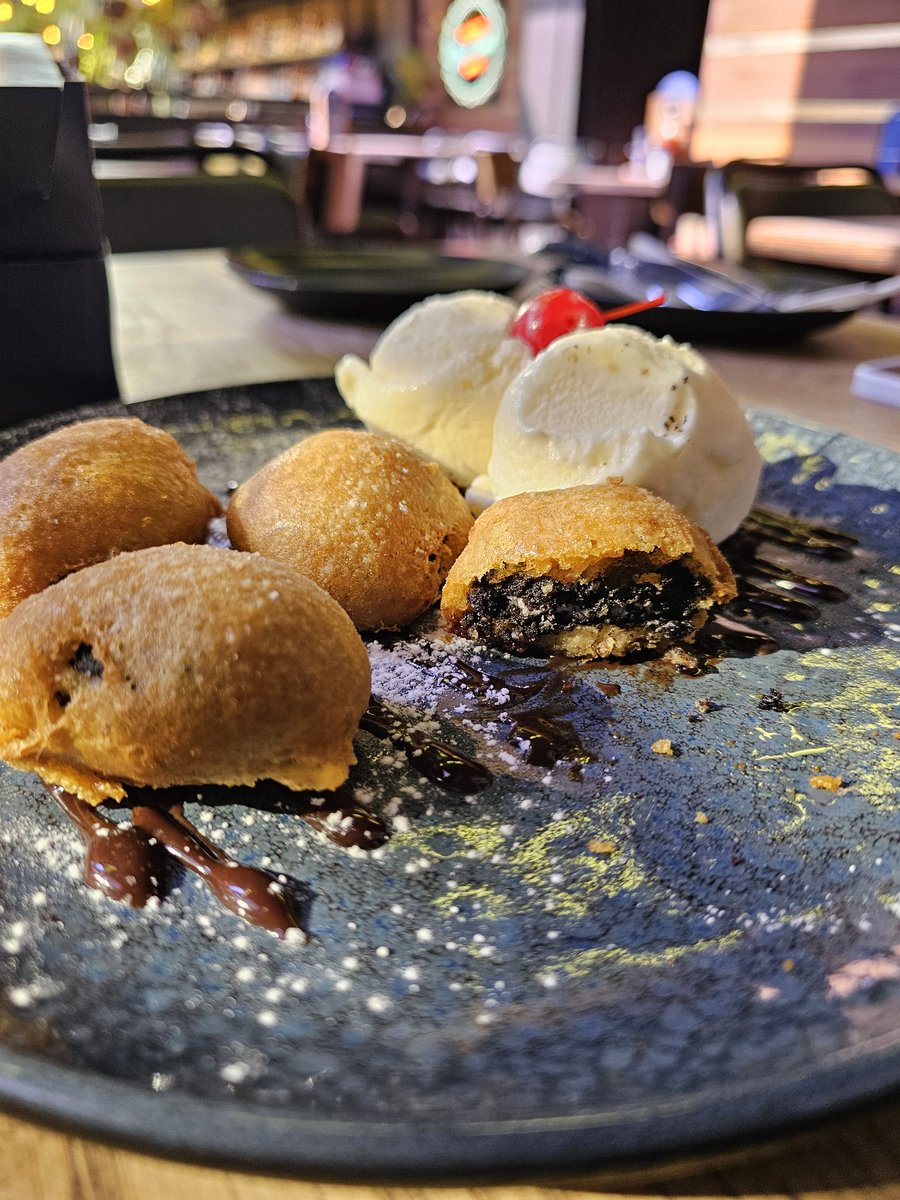 Tired a Deep Fried Oreos today from Hudson's, okes please don't judge me. It was amazing 😭😭😭