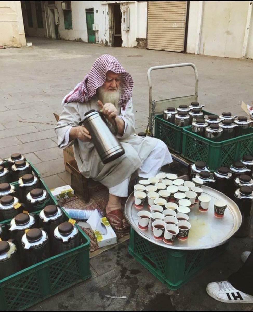 nn652652's tweet photo. انتقل إلى رحمة الله العم إسماعيل ابو السباع الذي عرف عنه توزيع القهوة والشاي للزوار والمعتمرين مجانا في طريق قباء لمدة فوق الخمسين سنة
اللهم اغفر له وارحمه واجعل قبره روضه من رياض الجنة https://t.co/kfG4ILdtDY