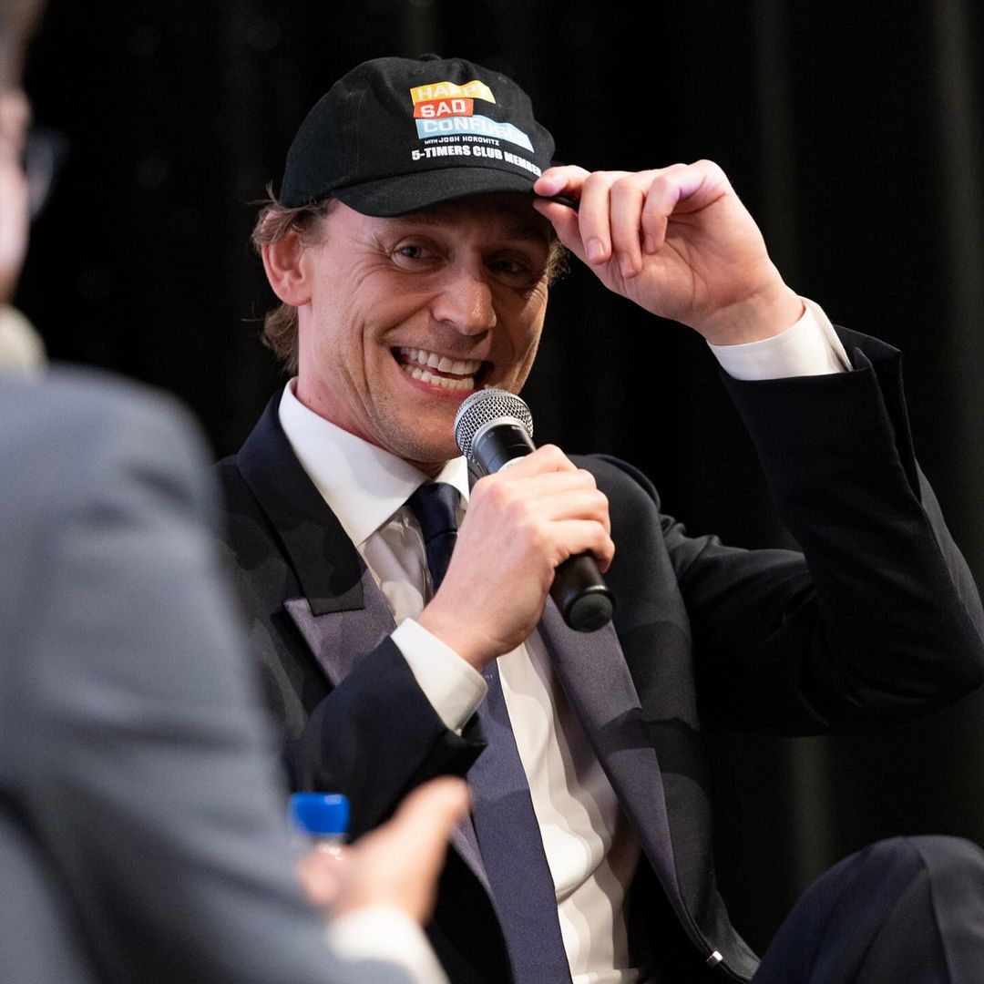 TomHidFansLATAM's tweet photo. Mรกs fotos de Tom en el "Happy, Sad, Confused" de la semana pasada.
ยกY me encanta cรณmo se ve con la gorra! ๐
๐ท joshhorowitz.
#tomhiddleston #joshhorowitz #twhiddleston #hiddlesarmy #hiddlesworld #hiddlesarmy #hiddlesfans #hiddlestoners https://t.co/BSiCS2Ng0U