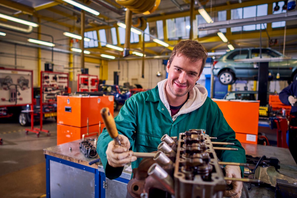 Our Transitions 2 Vehicle Accident Repair course offers hands-on experience with @GreenockMotor. Learn essential skills like health and safety, vehicle damage assessment, metal prep and more. Kickstart your career in vehicle maintenance - Apply now: westcollegescotland.ac.uk/courses/motor-…