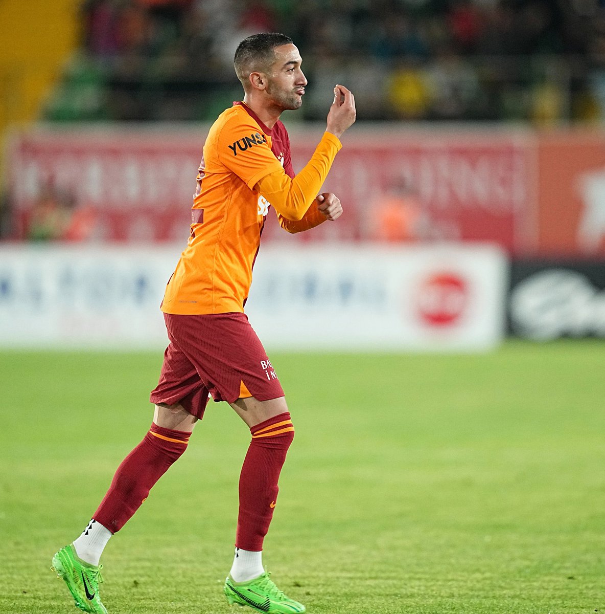 oyuncularının yapacağı gol sevincini bile önceden söyleyen otoriter bir hocamız var