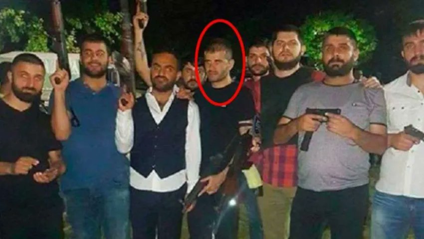 🖍️İŞTE AYHAN BORA KAPLAN'IN HAYATIMIN HATASI DEDİĞİ FOTOĞRAF VE HAKİMLE İLGİNÇ DİYALOGU...

Suç örgütü lideri olduğu iddia edilen Bora Kaplan’ın Ankara 32. Ağır Ceza Mahkemesi’nce Sincan Cezaevi yerleşkesi içindeki duruşma salonunda görülen bugünkü celsesi heyet yerini aldıktan…