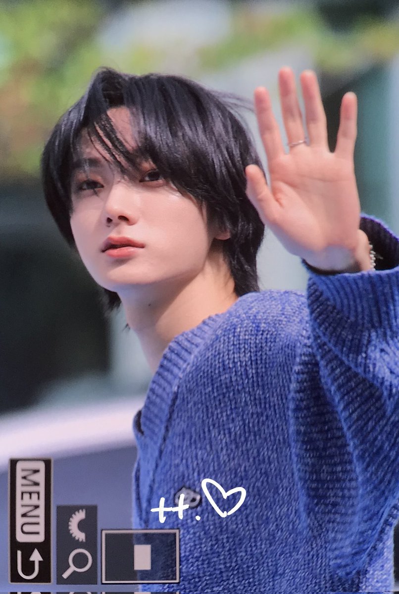 성호 이런 파란 니트 입을 때마다 너무 고트함 제발