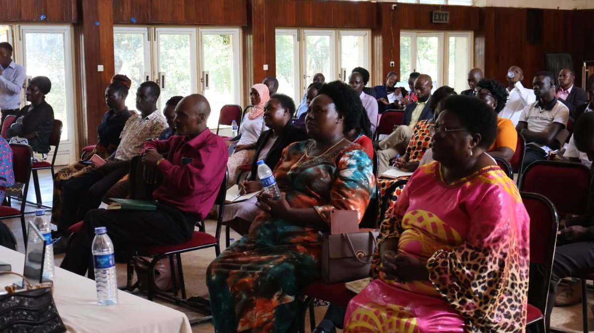 mrogers4christ's tweet image. Delivered a presentation with @Kawauganda on #ICTIntegration in teaching and learning to teachers and school heads converged at Jinja Town Hall this afternoon. Urged them to develop a comprehensive #schoolICTPOLICY, strategically catering for the &apos;I&apos;, the &apos;C&apos; and the &apos;T&apos; in ICT.