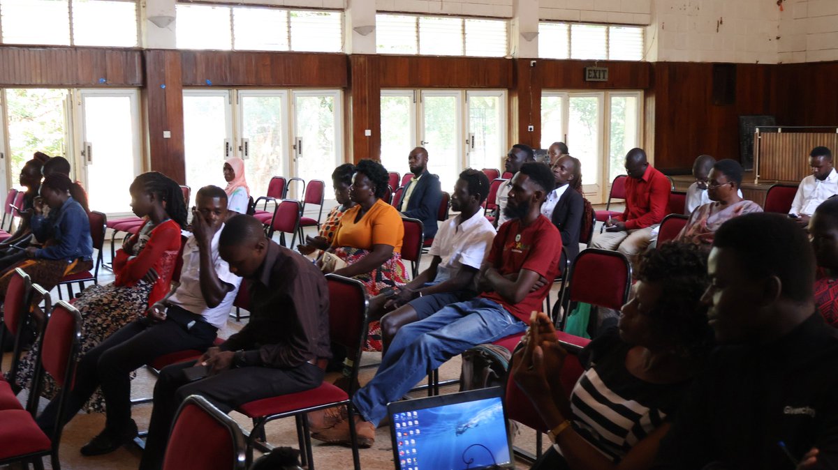 mrogers4christ's tweet image. Delivered a presentation with @Kawauganda on #ICTIntegration in teaching and learning to teachers and school heads converged at Jinja Town Hall this afternoon. Urged them to develop a comprehensive #schoolICTPOLICY, strategically catering for the &apos;I&apos;, the &apos;C&apos; and the &apos;T&apos; in ICT.