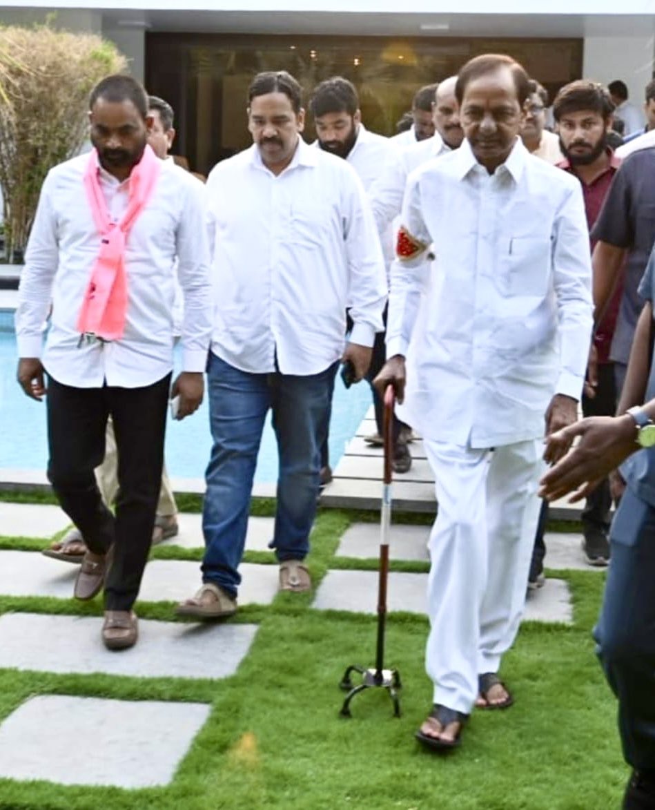KBR_BRS's tweet photo. తెలంగాణ రాష్ట్ర ��ొలి ముఖ్యమంత్రి, @BRSparty అధినేత శ్రీ #KCR సార్ గారితో కలిసి @RajuShambipur గారు ఈరోజు మెదక్, జహీరాబాద్ పార్లమెంట్ నియోజకవర్గాల ప్రజల ఆశీర్వాద సభలో పాల్గొనడం జరిగింది.

#TelanganawithKCR 

@KTRBRS 
@TSwithKCR https://t.co/Poxt2Y2aK9
