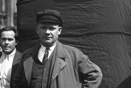 UnsereZeit_UZ's tweet photo. Heute vor 138 Jahren erblickte Ernst #Thälmann das Licht der Welt. Seine Erkenntnis „Um #Brot und #Freiheit müsst ihr kämpfen!“ ist heute so aktuell wie 1932. Wir gratulieren Deutschlands unsterblichem Sohn – und halten sein Banner hoch! #AndiesemTag https://t.co/SJYSZWyslh
