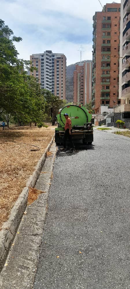 LaTrigalena's tweet photo. En estos momentos se están atendiendo con riego los Samanes de La Trigaleña con el apoyo de #PlanBuho @alc_valencia @ImaValencia Agradecomps la disposición del Sr Alcalde @JFuenmayor_PSUV para dar respuesta a nuestro medio ambiente. Requerimos un plan de riego. https://t.co/iEpYP7SIhn