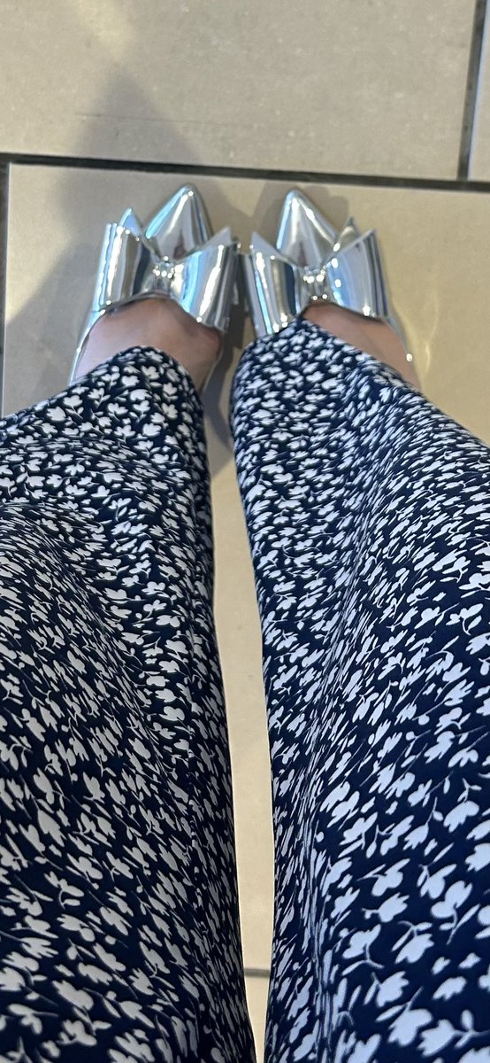melissarayhill's tweet photo. After literally breaking yesterday’s heels from so much walking, I’m a glutton for punishment again. #worthit #nerdchic #fashion #neurology #AANAM @AANmember @WNGtweets 👠💪✨🧠💚 https://t.co/EtCnHzp0EC