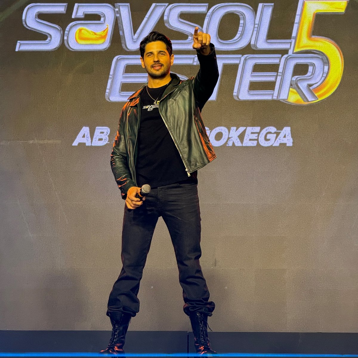 Team_SidharthM's tweet photo. All eyes on @SidMalhotra as he sets the stage ablaze at the @Savsol_Official event with his unmatched style and the most dapper drip one can have! 😎🔥

#SidharthMalhotra #Savsol #TeamSidharthMalhotra #Sidians https://t.co/yzzN3Op5MB