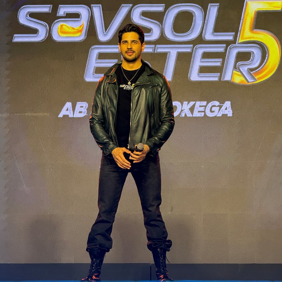 Team_SidharthM's tweet photo. All eyes on @SidMalhotra as he sets the stage ablaze at the @Savsol_Official event with his unmatched style and the most dapper drip one can have! 😎🔥

#SidharthMalhotra #Savsol #TeamSidharthMalhotra #Sidians https://t.co/yzzN3Op5MB