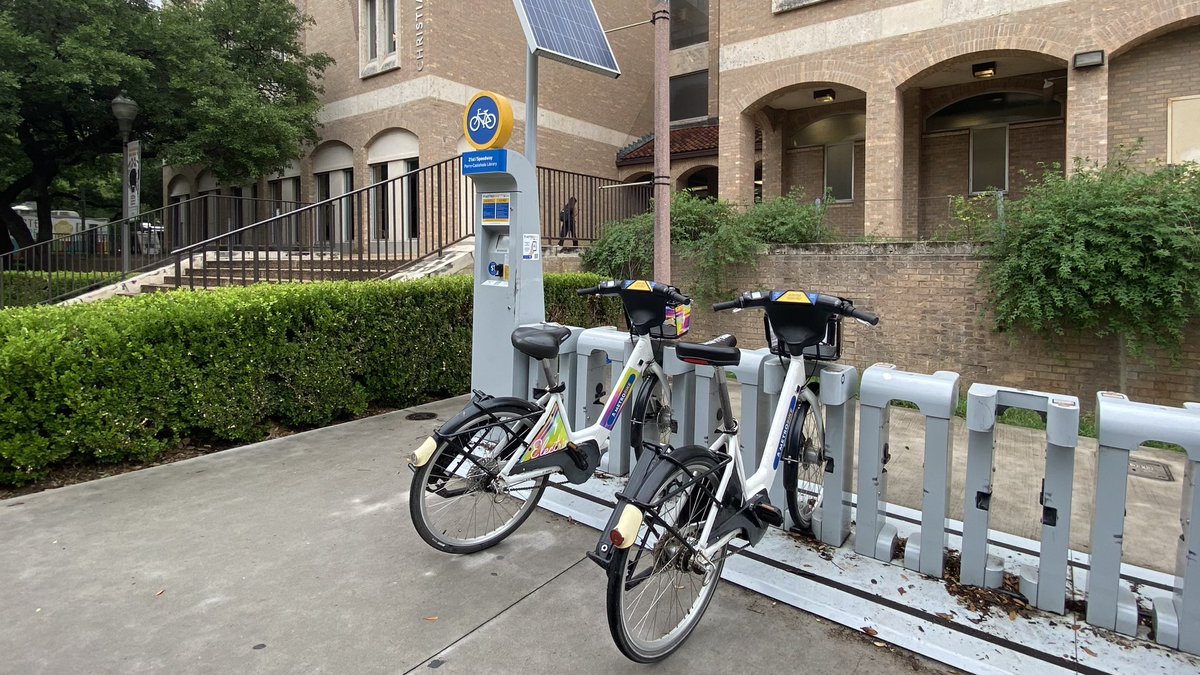 Did you know @UTAustin students & staff can sign up for an annual membership with MetroBike for only $12? Pretty legit! 🤩

@bikeut @UTexasStudents