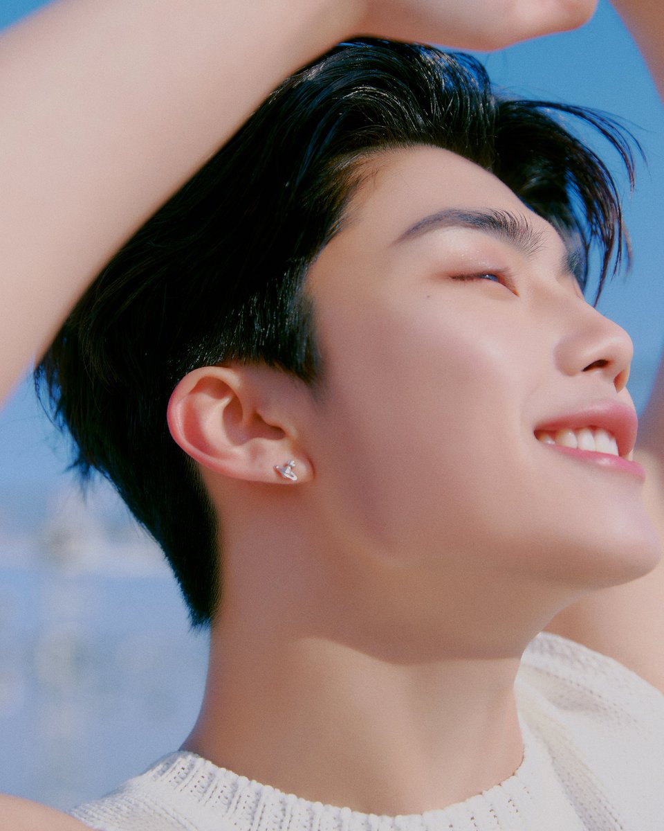 ZEROBASEONE's Park Gunwook looks 𝙨𝙬𝙚𝙖𝙩𝙮, pulchritudinous, beauteous, ravishing, esthetic, flawless, alluring, resplendent, statuesque, showstopping, eye-catching, stunning, handsome, bewitching, enticing, sublime, grand, splendiferous, magnificent, beckoning, in new photo.