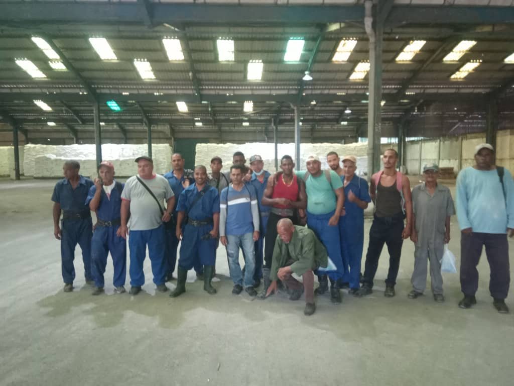 Trabajadores de la @Papelera Damuji de #CUBAPEL apoyando la descarga de un barco de UREA desde el Puerto de Cienfuegos hasta EQUIFA. En la union esta la fuerza
#CubaViveYTrabaja 
#IndustriaQuimica
#CUBAPEL