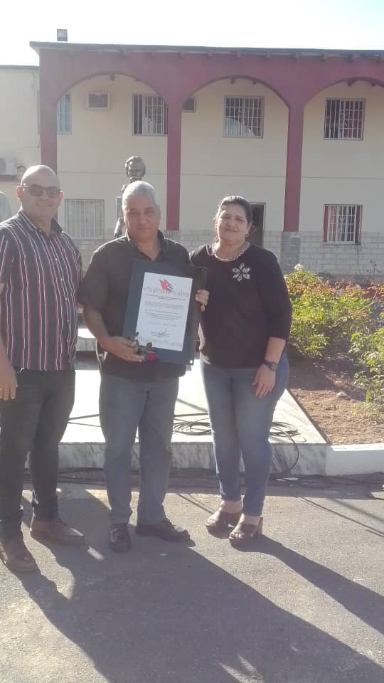 Con gran orgullo y satisfacción recibí el Reconocimiento en manos de <a href="/GladysArtemisa/">Gladys Martínez Verdecia</a> y <a href="/ValdesArtemisa/">Alexander Valdés Valdés</a> que acredita 20 años dedicado a mi <a href="/PartidoPCC/">Partido Comunista de Cuba</a> con la única convicción de ser fiel a nuestros ideales , defendiendo en cualquier trinchera de combate . Gracias <a href="/DiazCanelB/">Miguel Díaz-Canel Bermúdez</a>