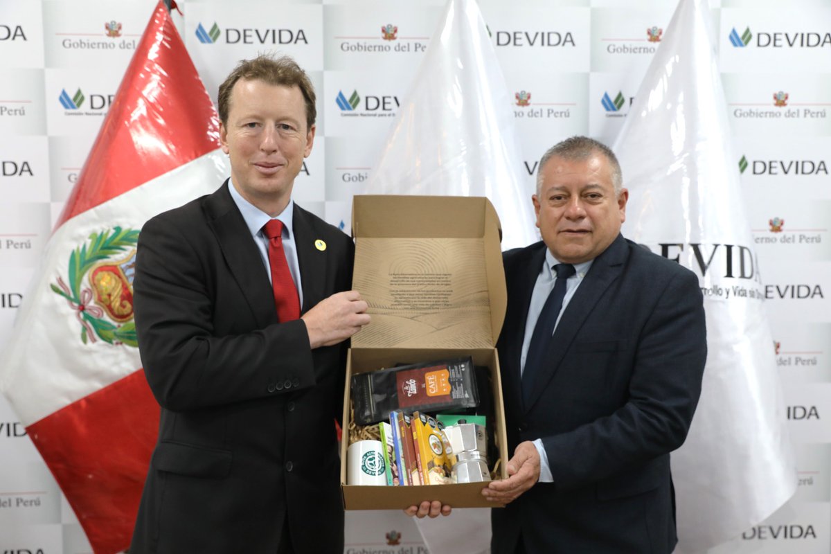 #FortaleciendoLazos | El titular de #Devida, Carlos Figueroa Henostroza, se reunió con el embajador del Reino Unido en Perú (@UKinPeru), Gavin Cook, para fortalecer la cooperación, socializar estrategias en la lucha contra el narcotráfico y promocionar el #DesarrolloAlternativo.