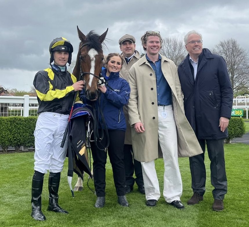 📸 Connections of Watcha Matey pictured with @jasonhart13, Hugo & Charlotte, after the son of Land Force’s dominant victory at @NewmarketRace earlier this afternoon. @Coral @HM3Legal @nafuk #TeamMHS