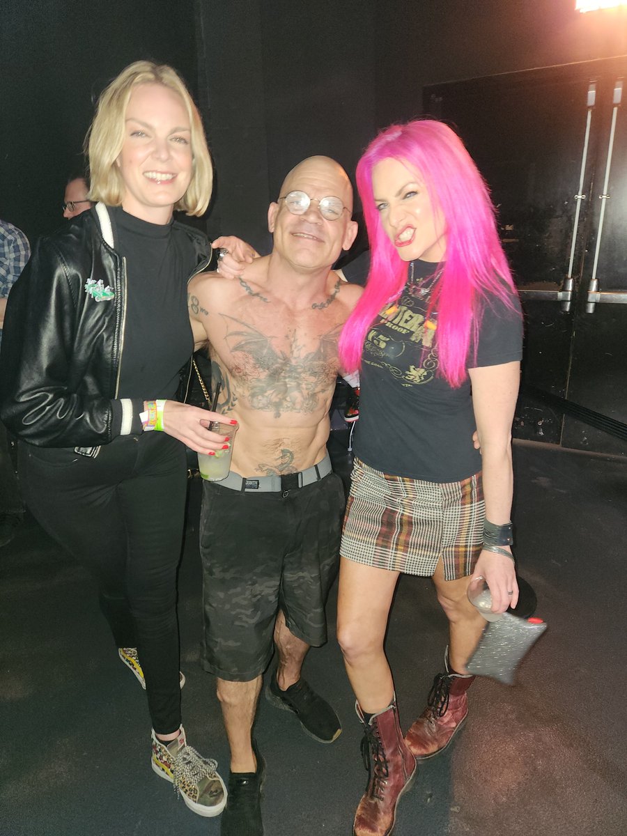 The @HarleyFFlanagan @realcromags told me the secret to life last night @thebottomlounge and I am going to share it with you at 10:30a central, stream from anywhere: Q101.com <3 @laurenoneil