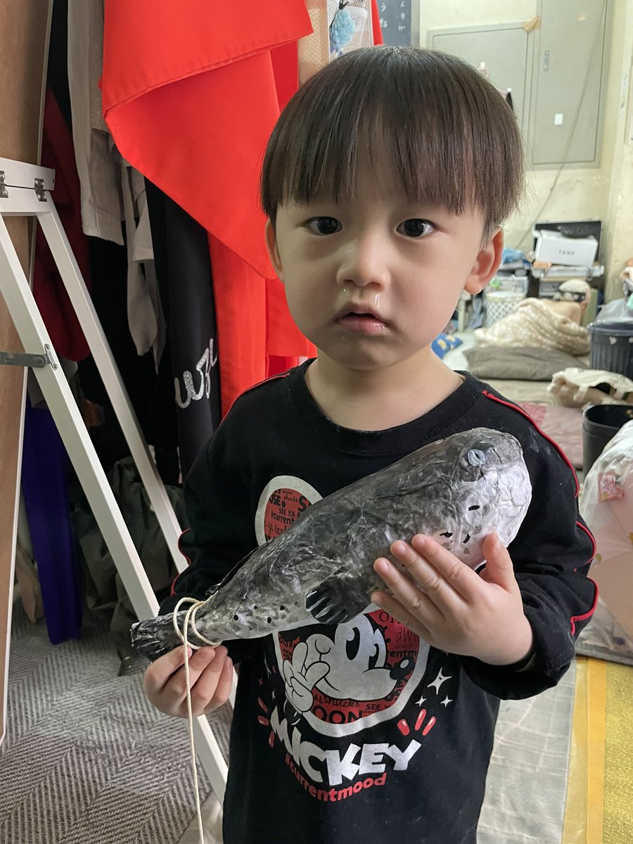 matumamomo's tweet photo. 最近めちゃくちゃ悪いけどー😩
イヤイヤ期ってこんなんだっけ⁉️
でも可愛い😍←親バカ

芝居で使った私の作ったフグをブンブン振り回して遊んでた😱
壊れたらまた作らなきゃいけないじゃん😖
今のおかぁにはそんな時間は無いのよ💦
そーいや明日の芝居で使う鎌も壊されたんだな😑おかぁが作ったのに😂 https://t.co/xYhzLQhlAw