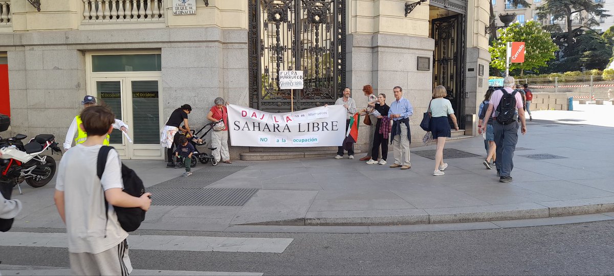 Contra el  “Foro Empresarial España-Marruecos” organizado por la Cámara de Comercio de Madrid y la Embajada de Marruecos en España, con el apoyo del Ayuntamiento y la Comunidad de Madrid, para invertir en Dajla, en el Sáhara Occidental bajo ocupación marroquí.