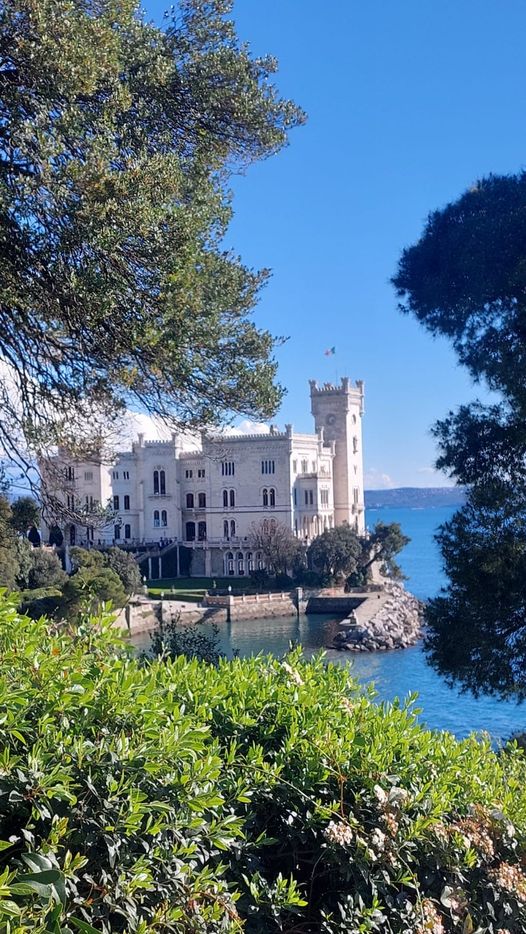 Miramar
Trieste
foto FB
Buon pomeriggio, un posto fatato e allo stesso tempo triste per come finirono le vite e la storia di Massimiliano e Carlotta, doveva essere un luogo di gioia ed invece vi albergò tanto dolore