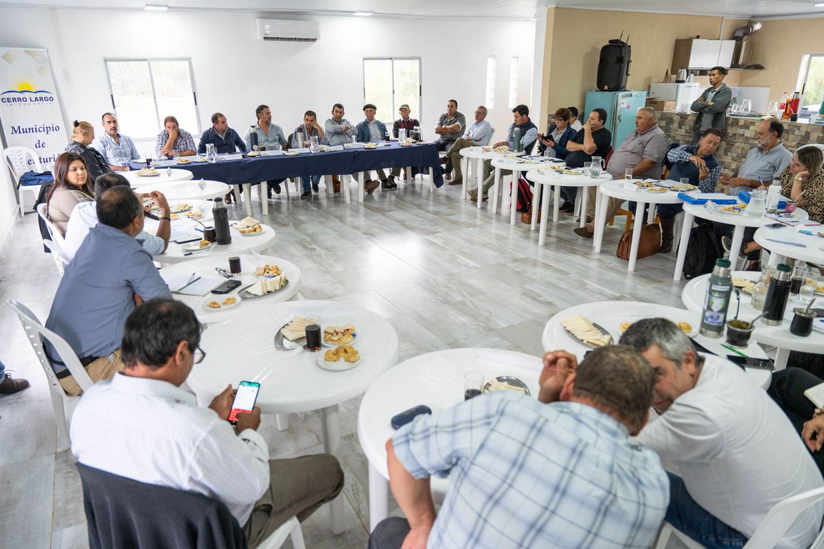 En Centurión, con Juan Nery y con los demás Alcaldes en un nuevo encuentro. Sobre la mesa obras, servicios y ajustes necesarios para una mayor y mejor coordinación y cooperación. Vamos todos por más descentralización para cada vez más igualdad de oportunidades en Cerro Largo.