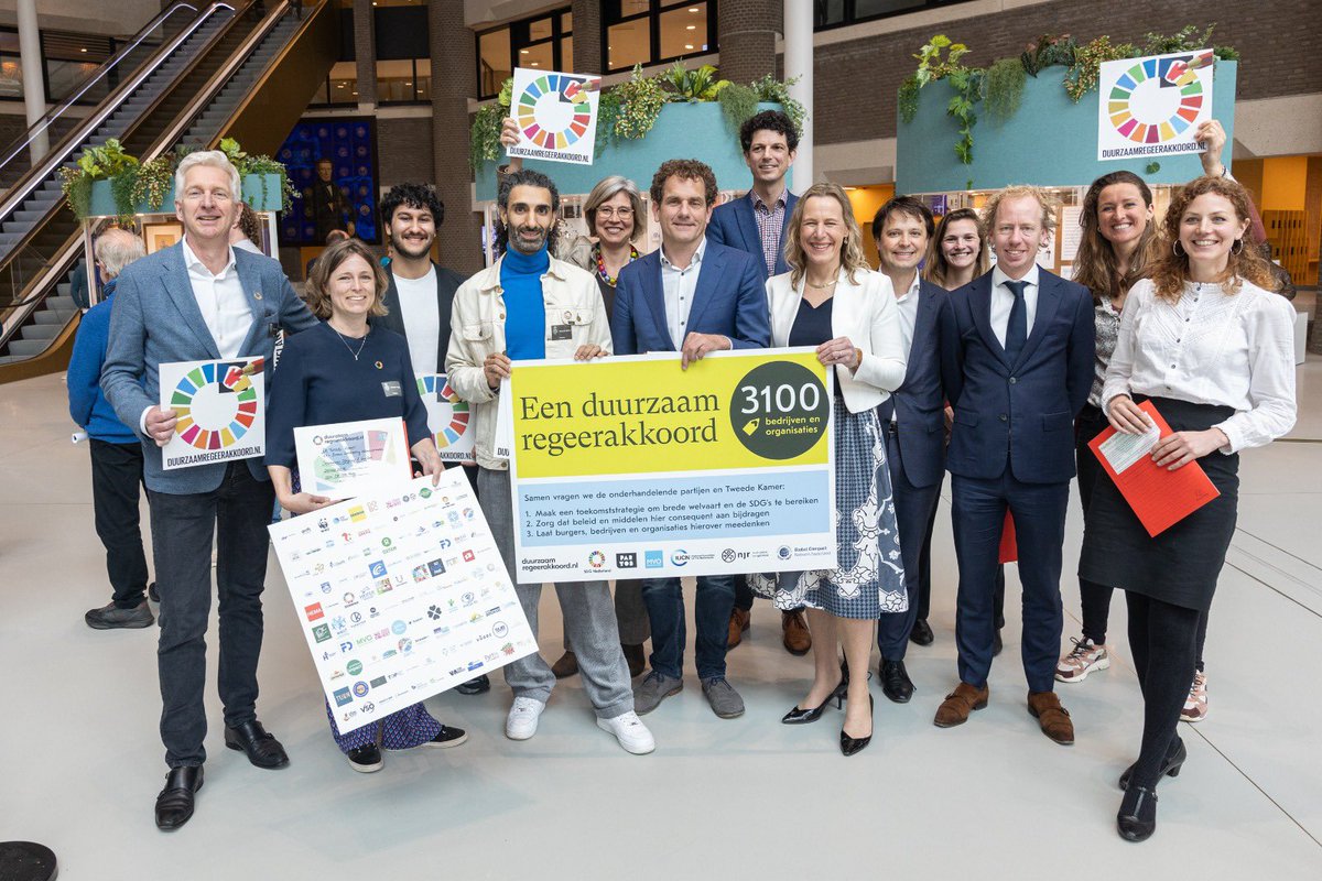 Vanmiddag is het manifest voor een #DuurzaamRegeerakkoord overhandigd namens ruim 3100 invloedrijke bedrijven, organisaties en onderwijsinstellingen, waaronder IUCN NL. Het manifest werd overhandigd aan leden van NSC, VVD, BBB, GL-PvdA, D66 en PvdD: news.pressmailings.com/issuemakers/he…