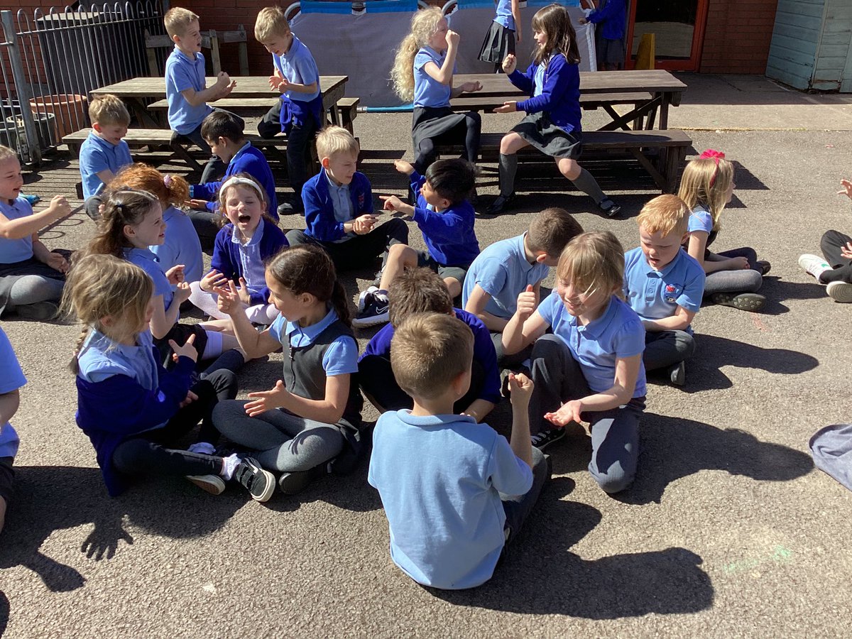 Year 2 playing Rock, Paper, Scissors in French….. un, deux, trois! 🇫🇷