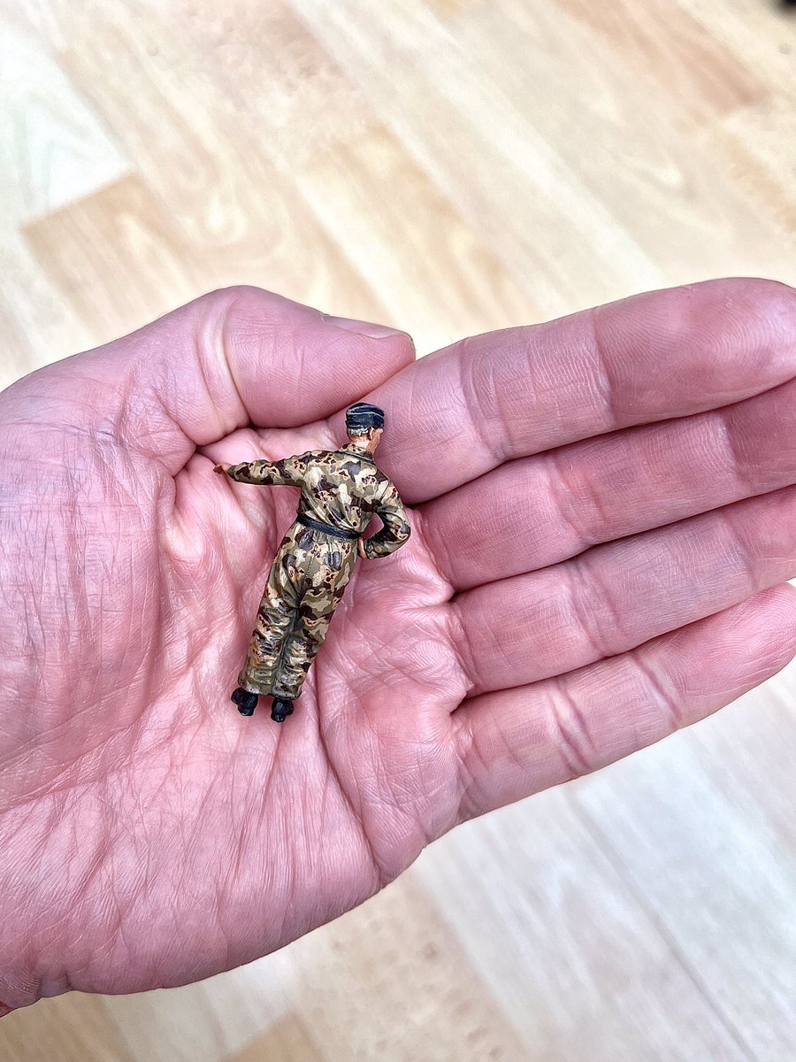 Decided to try the Oak Leaf Camo - not gonna win any awards, but I’m happy with it. Don’t ask me about the colours I used, I just mixed stuff up as I went along 😅😀😬 2 more to do yet 😬
#ScaleModels #ScaleModelling #Hobby #WWII #JFFScaleModels #ModelMaking